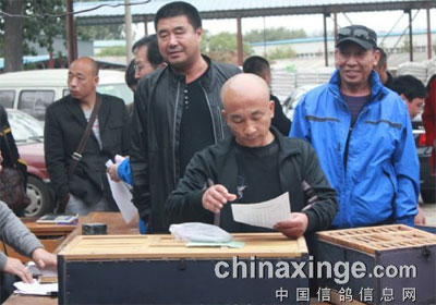 ������������̩���׹�һ�˶�ǰ��(ͼ)