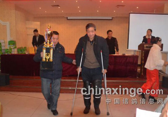 ��˫����ʿ��һ��ṫ��˹�(ͼ)