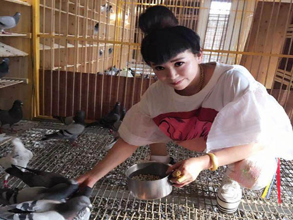 ���ڸ������ŮӢ��