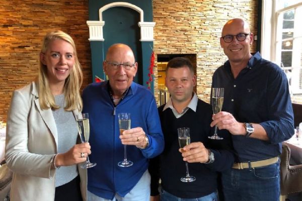 �����չ٣���ƿ�����4���������׸�ھ�